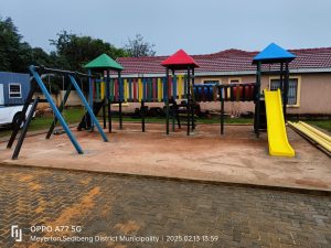Adventure Jungle Gym with Swings Connected